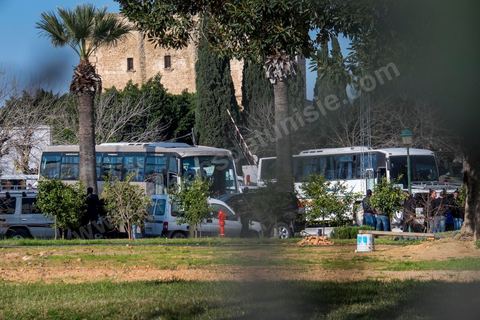 18 mars 2015 : Parking et bus de touristes parqués devant musée du Bardo et attaqués par les terroristes. Attaque terroriste au Musée du Bardo au centre de Tunis, L'attaque terroriste du Bardo a fait 19 victimes, a annoncé le Premier ministre tunisien Habib Essid. Parmi les 19 victimes, figurent 2 Tunisiens et 17 touristes de nationalités polonaise, allemande, italienne et espagnole. Deux assaillants ont également été tués et 22 personnes blessées selon ce même bilan préliminaire.