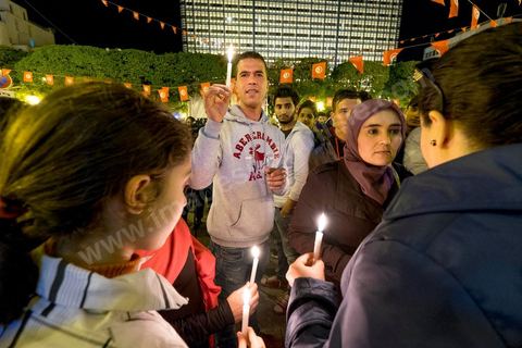 18 mars 2015 : à Tunis sur l'avenue Bourguiba quelques tunisiens sont venus allumés des cierges pour les victimes de l'attaque terroristes du Bardo qui a fait près de 20 morts.