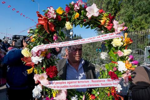 19 mars 2015 : Rassemblement devant les grilles du musée du Bardo au lendemain de l'attaque terroriste qui a fait 19 victimes tunisiennes et étrangères.
