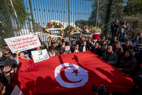 19 mars 2015 : Rassemblement devant les grilles du musée du Bardo au lendemain de l'attaque terroriste qui a fait 19 victimes tunisiennes et étrangères.