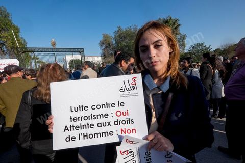 19 mars 2015 : Rassemblement devant les grilles du musée du Bardo au lendemain de l'attaque terroriste qui a fait 19 victimes tunisiennes et étrangères.