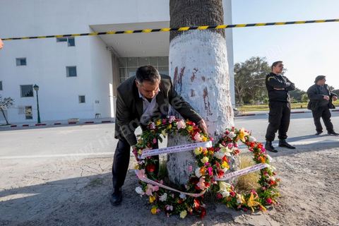 19 mars 2015 : dépot de fleurs en hommage aux victimes devant le hall du musée du Bardo. Rassemblement devant les grilles du musée du Bardo au lendemain de l'attaque terroriste qui a fait 19 victimes tunisiennes et étrangères.