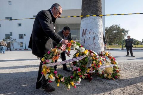 19 mars 2015 : dépot de fleurs en hommage aux victimes devant le hall du musée du Bardo. Rassemblement devant les grilles du musée du Bardo au lendemain de l'attaque terroriste qui a fait 19 victimes tunisiennes et étrangères.