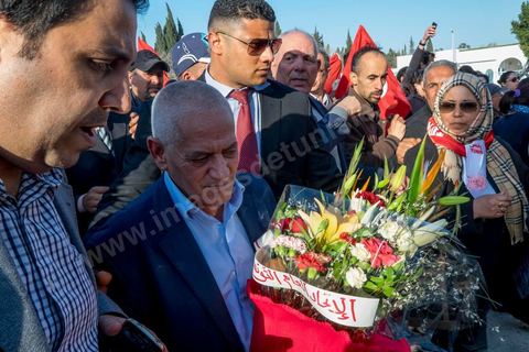 19 mars 2015 : dépot de fleurs de Houcine Abssi, secrétaire général de l'UGTT, en hommage aux victimes devant le hall du musée du Bardo. Rassemblement devant les grilles du musée du Bardo au lendemain de l'attaque terroriste qui a fait 19 victimes tunisiennes et étrangères.