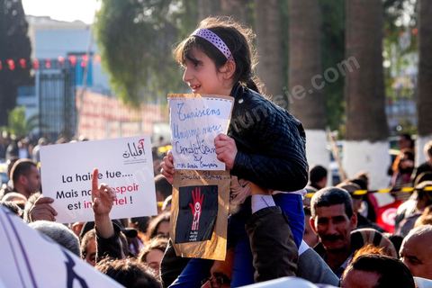 19 mars 2015 : Rassemblement devant le musée du Bardo au lendemain de l'attaque terroriste qui a fait 19 victimes tunisiennes et étrangères.