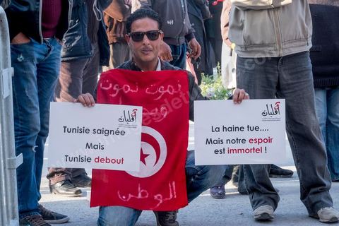 19 mars 2015 : Rassemblement devant les grilles du musée du Bardo au lendemain de l'attaque terroriste qui a fait 19 victimes tunisiennes et étrangères.