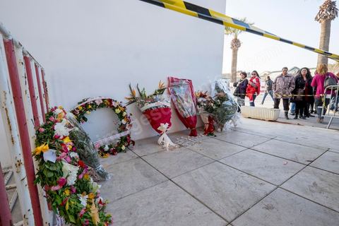 19 mars 2015 : dépot de fleurs et bougie en hommage aux victimes devant le hall du musée du Bardo. Rassemblement devant les grilles du musée du Bardo au lendemain de l'attaque terroriste qui a fait 19 victimes tunisiennes et étrangères.