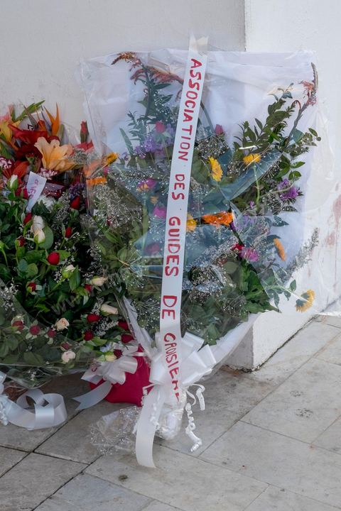 19 mars 2015 : dépot de fleurs et bougie en hommage aux victimes devant le hall du musée du Bardo. Rassemblement devant les grilles du musée du Bardo au lendemain de l'attaque terroriste qui a fait 19 victimes tunisiennes et étrangères.