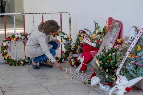 19 mars 2015 : dépot de fleurs et bougie en hommage aux victimes devant le hall du musée du Bardo. Rassemblement devant les grilles du musée du Bardo au lendemain de l'attaque terroriste qui a fait 19 victimes tunisiennes et étrangères.