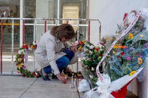 19 mars 2015 : dépot de fleurs et bougie en hommage aux victimes devant le hall du musée du Bardo. Rassemblement devant les grilles du musée du Bardo au lendemain de l'attaque terroriste qui a fait 19 victimes tunisiennes et étrangères.