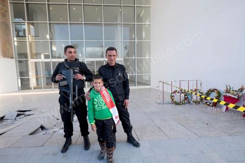 19 mars 2015 : dépot de fleurs en hommage aux victimes devant le hall du musée du Bardo. Rassemblement devant les grilles du musée du Bardo au lendemain de l'attaque terroriste qui a fait 19 victimes tunisiennes et étrangères.