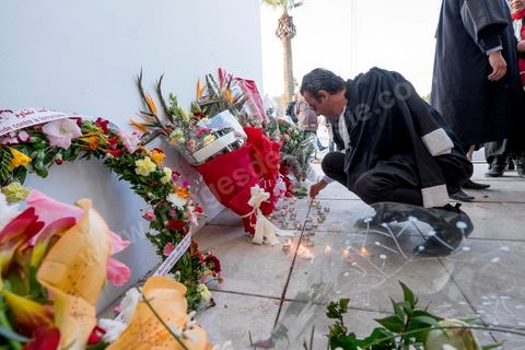 19 mars 2015 : dépot de fleurs en hommage aux victimes devant le hall du musée du Bardo. Rassemblement devant les grilles du musée du Bardo au lendemain de l'attaque terroriste qui a fait 19 victimes tunisiennes et étrangères.