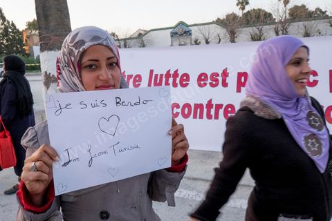 19 mars 2015 : Rassemblement devant le musée du Bardo au lendemain de l'attaque terroriste qui a fait 19 victimes tunisiennes et étrangères.