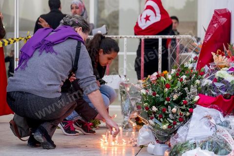 19 mars 2015 : dépot de fleurs en hommage aux victimes devant le hall du musée du Bardo. Rassemblement devant les grilles du musée du Bardo au lendemain de l'attaque terroriste qui a fait 19 victimes tunisiennes et étrangères.