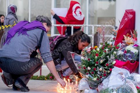 19 mars 2015 : dépot de fleurs en hommage aux victimes devant le hall du musée du Bardo. Rassemblement devant les grilles du musée du Bardo au lendemain de l'attaque terroriste qui a fait 19 victimes tunisiennes et étrangères.