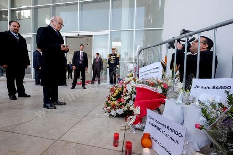 Le président de la république tunisienne Béji Caid Essebsi se rend pour la première fois après les attaques terroristes au musée du Bardo. Dépot d'une gerbe de fleurs et une prière en hommage aux victimes. "Je sens beaucoup d'émotion parce que je suis venu ici quand j'étais un enfant et notre instituteur nous a enseigné l'Histoire de la Tunisie. Une grande Histoire, c'est l'Histoire de l'humanité", s'est confié dimanche au microphone d'Europe 1 et en direct du musée de Bardo, le président tunisien.