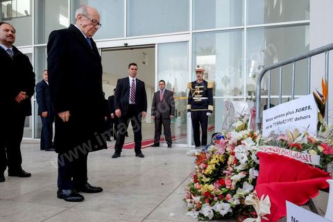 Le président de la république tunisienne Béji Caid Essebsi se rend pour la première fois après les attaques terroristes au musée du Bardo. Dépot d'une gerbe de fleurs et une prière en hommage aux victimes. "Je sens beaucoup d'émotion parce que je suis venu ici quand j'étais un enfant et notre instituteur nous a enseigné l'Histoire de la Tunisie. Une grande Histoire, c'est l'Histoire de l'humanité", s'est confié dimanche au microphone d'Europe 1 et en direct du musée de Bardo, le président tunisien.
