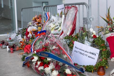 Since the terrorist attack at the Bardo Museum, many officials have come to lay flowers and leave messages in tribute to the victims at the museum’s entrance.