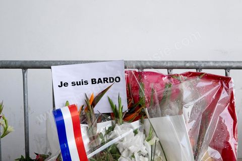 Since the terrorist attack at the Bardo Museum, many officials have come to lay flowers and leave messages in tribute to the victims at the museum’s entrance.