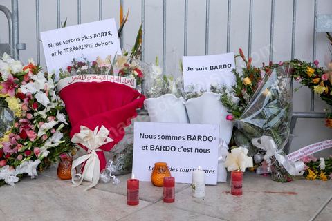 Since the terrorist attack at the Bardo Museum, many officials have come to lay flowers and leave messages in tribute to the victims at the museum’s entrance.