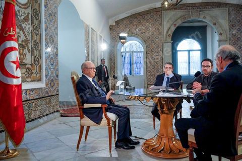 LE GRAND RENDEZ-VOUS - Le président tunisien Béji Caïd Essebsi est l'invité dimanche de Jean-Pierre Elkabbach d'Europe 1, Christophe Ayad du Monde et Michaël Darmon d'ITélé. Il revient sur l'attaque du musée du Bardo. Installé dans la salle de Constantin, là même où les deux terroristes sont passés durant leur attaque du musée le mercredi 18 mars.