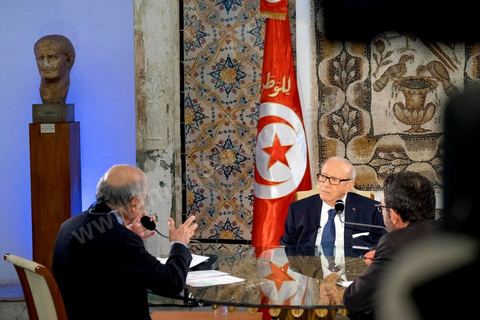 LE GRAND RENDEZ-VOUS - Le président tunisien Béji Caïd Essebsi est l'invité dimanche de Jean-Pierre Elkabbach d'Europe 1, Christophe Ayad du Monde et Michaël Darmon d'ITélé. Il revient sur l'attaque du musée du Bardo. Installé dans la salle de Constantin, là même où les deux terroristes sont passés durant leur attaque du musée le mercredi 18 mars.