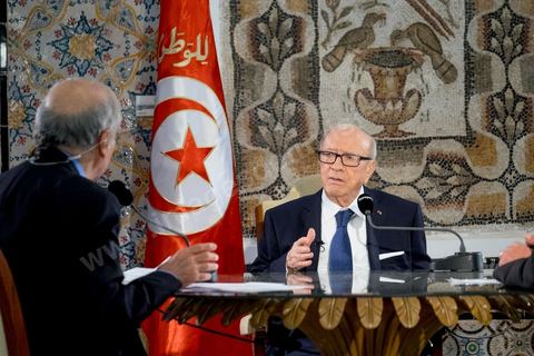 LE GRAND RENDEZ-VOUS - Le président tunisien Béji Caïd Essebsi est l'invité dimanche de Jean-Pierre Elkabbach d'Europe 1, Christophe Ayad du Monde et Michaël Darmon d'ITélé. Il revient sur l'attaque du musée du Bardo. Installé dans la salle de Constantin, là même où les deux terroristes sont passés durant leur attaque du musée le mercredi 18 mars.