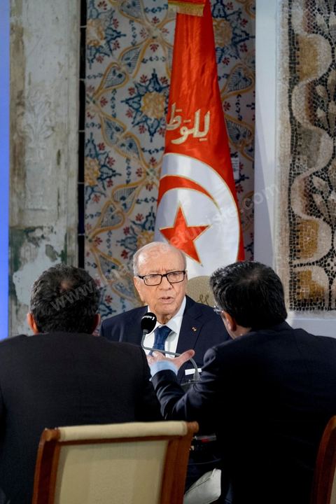 LE GRAND RENDEZ-VOUS - Le président tunisien Béji Caïd Essebsi est l'invité dimanche de Jean-Pierre Elkabbach d'Europe 1, Christophe Ayad du Monde et Michaël Darmon d'ITélé. Il revient sur l'attaque du musée du Bardo. Installé dans la salle de Constantin, là même où les deux terroristes sont passés durant leur attaque du musée le mercredi 18 mars.