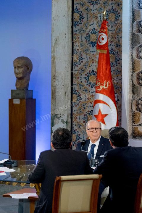 LE GRAND RENDEZ-VOUS - Le président tunisien Béji Caïd Essebsi est l'invité dimanche de Jean-Pierre Elkabbach d'Europe 1, Christophe Ayad du Monde et Michaël Darmon d'ITélé. Il revient sur l'attaque du musée du Bardo. Installé dans la salle de Constantin, là même où les deux terroristes sont passés durant leur attaque du musée le mercredi 18 mars.