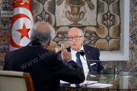 LE GRAND RENDEZ-VOUS - Le président tunisien Béji Caïd Essebsi est l'invité dimanche de Jean-Pierre Elkabbach d'Europe 1, Christophe Ayad du Monde et Michaël Darmon d'ITélé. Il revient sur l'attaque du musée du Bardo. Installé dans la salle de Constantin, là même où les deux terroristes sont passés durant leur attaque du musée le mercredi 18 mars.