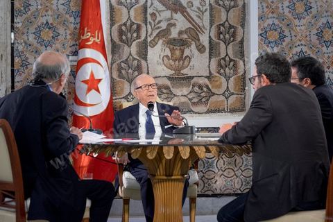 LE GRAND RENDEZ-VOUS - Le président tunisien Béji Caïd Essebsi est l'invité dimanche de Jean-Pierre Elkabbach d'Europe 1, Christophe Ayad du Monde et Michaël Darmon d'ITélé. Il revient sur l'attaque du musée du Bardo. Installé dans la salle de Constantin, là même où les deux terroristes sont passés durant leur attaque du musée le mercredi 18 mars.