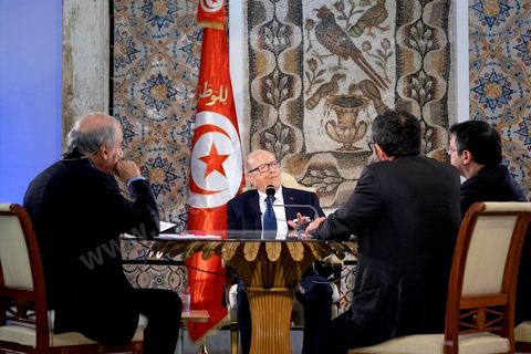 LE GRAND RENDEZ-VOUS - Le président tunisien Béji Caïd Essebsi est l'invité dimanche de Jean-Pierre Elkabbach d'Europe 1, Christophe Ayad du Monde et Michaël Darmon d'ITélé. Il revient sur l'attaque du musée du Bardo. Installé dans la salle de Constantin, là même où les deux terroristes sont passés durant leur attaque du musée le mercredi 18 mars.