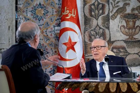 LE GRAND RENDEZ-VOUS - Le président tunisien Béji Caïd Essebsi est l'invité dimanche de Jean-Pierre Elkabbach d'Europe 1, Christophe Ayad du Monde et Michaël Darmon d'ITélé. Il revient sur l'attaque du musée du Bardo. Installé dans la salle de Constantin, là même où les deux terroristes sont passés durant leur attaque du musée le mercredi 18 mars.