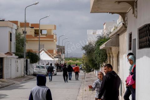 la maison de la famille de Yassine Labidi, l'un des deux terroristes abattus de l'attaque du musée du Bardo, domine de ses trois niveaux la petite cité. Trois rues, quelques maisons récentes sur une colline de la banlieue ouest de Tunis entre le quartier populaire de la Cité Omrane Supérieur et le nouveau quartier des jardins d'El Menzah.