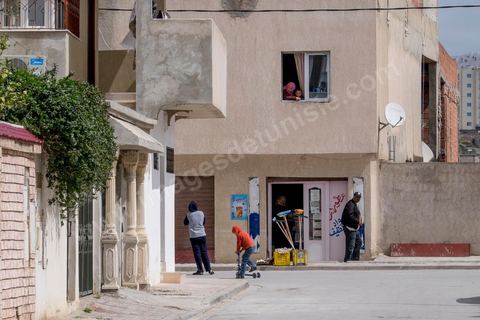 Dans les rues de la Cité, c'est la consternation des habitants depuis l'annonce de l'identité d'un des deux terroristes abattus de l'attaque du Bardo. Un jeune comme un autre, aucun signe apparent de radicalisation, bien que ce soit un jeune homme de 26 ans discret.