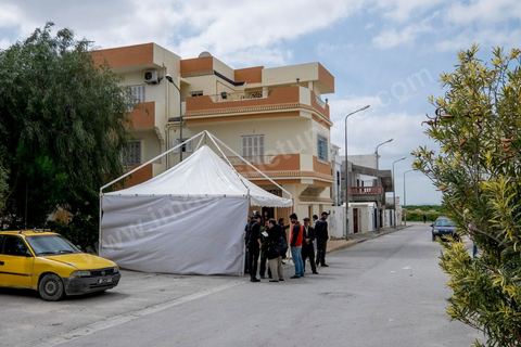 la maison de la famille de Yassine Labidi, l'un des deux terroristes abattus de l'attaque du musée du Bardo, domine de ses trois niveaux la petite cité. Trois rues, quelques maisons récentes sur une colline de la banlieue ouest de Tunis entre le quartier populaire de la Cité Omrane Supérieur et le nouveau quartier des jardins d'El Menzah.