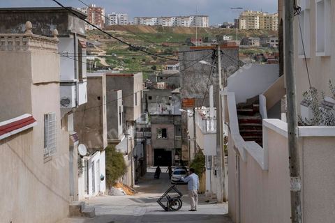 La petite cité à trois rues, quelques maisons récentes sur une colline de la banlieue ouest de Tunis entre le quartier populaire de la Cité Omrane Supérieur et le nouveau quartier des jardins d'El Menzah.