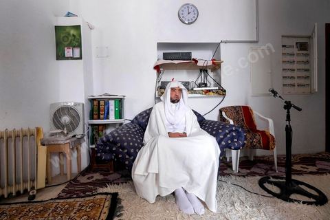 L'imam Mouid Hani de la mosquée Al Falah dans le quartier d'El Omrane Supérieur nous reçoit après son prêche du vendredi. 