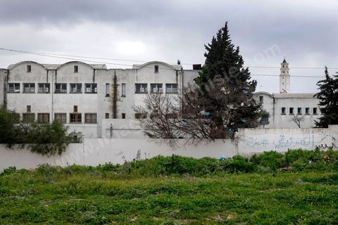 A quelques centaines de mètres de sa cité, de l'autre côté d'un terrain vague, le collège, le lycée et la mosquée que Yassine Abidi, l'un des deux terroristes abattus au musée du Bardo, fréquentait.