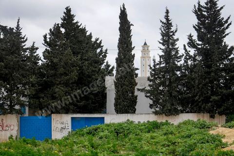 A quelques centaines de mètres de sa cité, de l'autre côté d'un terrain vague, le collège, le lycée et la mosquée que Yassine Abidi, l'un des deux terroristes abattus au musée du Bardo, fréquentait.