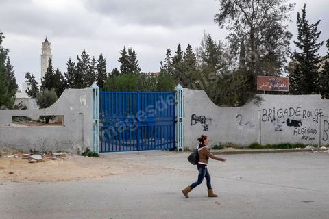 A quelques centaines de mètres de sa cité, de l'autre côté d'un terrain vague, le collège, le lycée et la mosquée que Yassine Abidi, l'un des deux terroristes abattus au musée du Bardo, fréquentait.