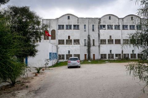 A quelques centaines de mètres de sa cité, de l'autre côté d'un terrain vague, le collège, le lycée et la mosquée que Yassine Abidi, l'un des deux terroristes abattus au musée du Bardo, fréquentait.