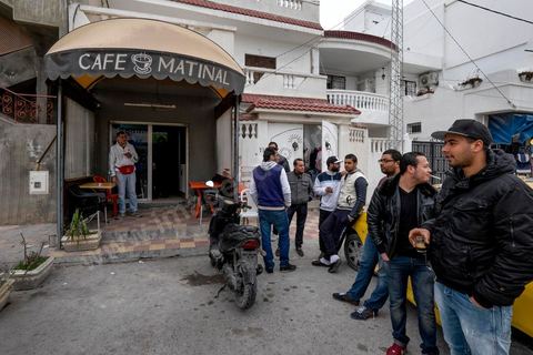 Au café matinal les proches et amis de Chaker, frère de Yassine, l'un des deux terroristes abttus dans l'attaque du musée du Bardo, discutent inlassablement depuis mercredi pour comprendre comment leur ami, décrit comme timide, discret et poli, a t il pu commettre de tels actes. La veille Yassine nettoyé son scooter devant le café avec ses amis. 