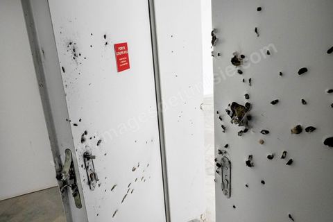 22 mars 2015 Musée du Bardo, Escalier où les deux terroristes de l'attaque du musée du Bardo ont été abbatus par la police tunisienne. les très nombreux impacts de balles sur les murs confirment des échanges de tirs très importants entre la police et les deux terroristes. 