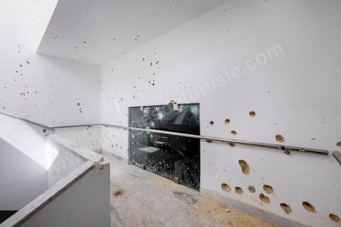 22 mars 2015 Musée du Bardo, Escalier où les deux terroristes de l'attaque du musée du Bardo ont été abbatus par la police tunisienne. les très nombreux impacts de balles sur les murs confirment des échanges de tirs très importants entre la police et les deux terroristes. 