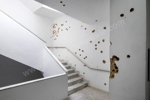 22 mars 2015 Musée du Bardo, Escalier où les deux terroristes de l'attaque du musée du Bardo ont été abbatus par la police tunisienne. les très nombreux impacts de balles sur les murs confirment des échanges de tirs très importants entre la police et les deux terroristes. 