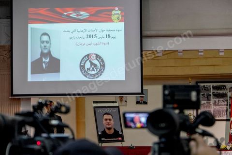26 mars 2015 : Hommage à Aymen Morjane, agent des forces spéciales de la Brigade antiterroriste qui a été tué lors de l‘opération de sauvetage des touristes et des employés au musée du Bardo. Conférence de presse du ministre de l’Intérieur Najem Gharsalli, à la Direction générale des unités d’intervention à Bouchoucha. Il est revenu sur les détails de l’attaque terroriste du 18 mars, au musée du Bardo.