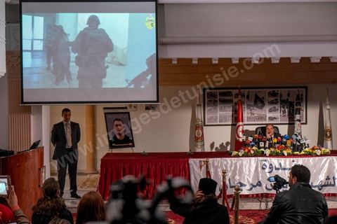 26 mars 2015 : Projection sur écran des images de la BAT lors de leur intervention dans le musée. Conférence de presse du ministre de l’Intérieur Najem Gharsalli, à la Direction générale des unités d’intervention à Bouchoucha. Il est revenu sur les détails de l’attaque terroriste du 18 mars, au musée du Bardo.