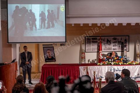 26 mars 2015 : Projection sur écran des images de la BAT lors de leur intervention dans le musée. Conférence de presse du ministre de l’Intérieur Najem Gharsalli, à la Direction générale des unités d’intervention à Bouchoucha. Il est revenu sur les détails de l’attaque terroriste du 18 mars, au musée du Bardo.