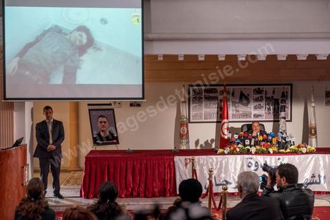 26 mars 2015 : Projection sur écran des images des deux terroristes abattus par la BAT. Conférence de presse du ministre de l’Intérieur Najem Gharsalli, à la Direction générale des unités d’intervention à Bouchoucha. Il est revenu sur les détails de l’attaque terroriste du 18 mars, au musée du Bardo.